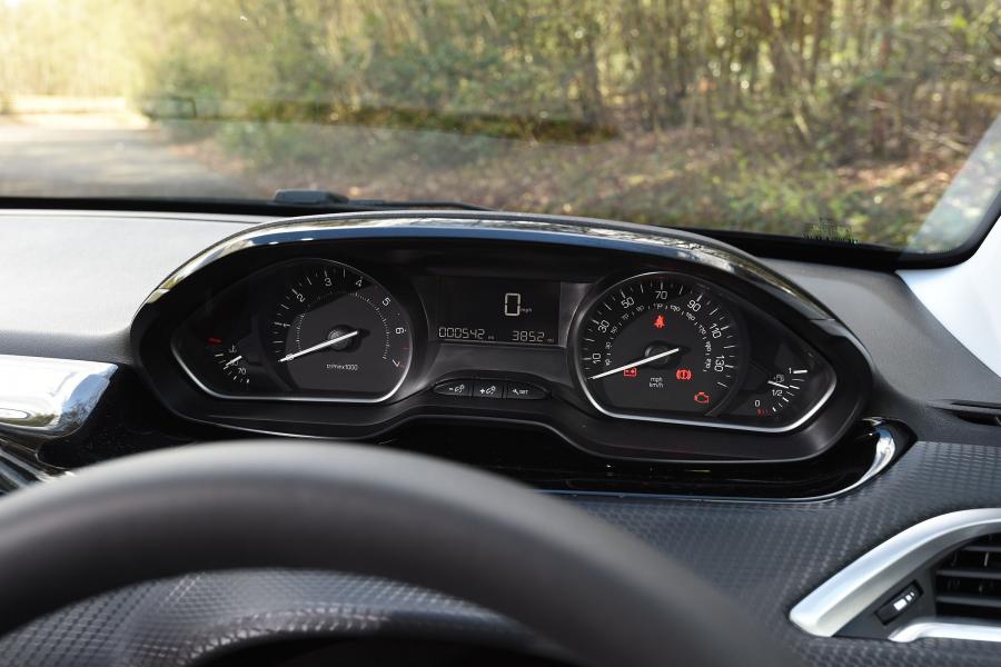 Панель приборов Peugeot 208 Black Edition 3-Door 2017 года  (фото 6 из 11)